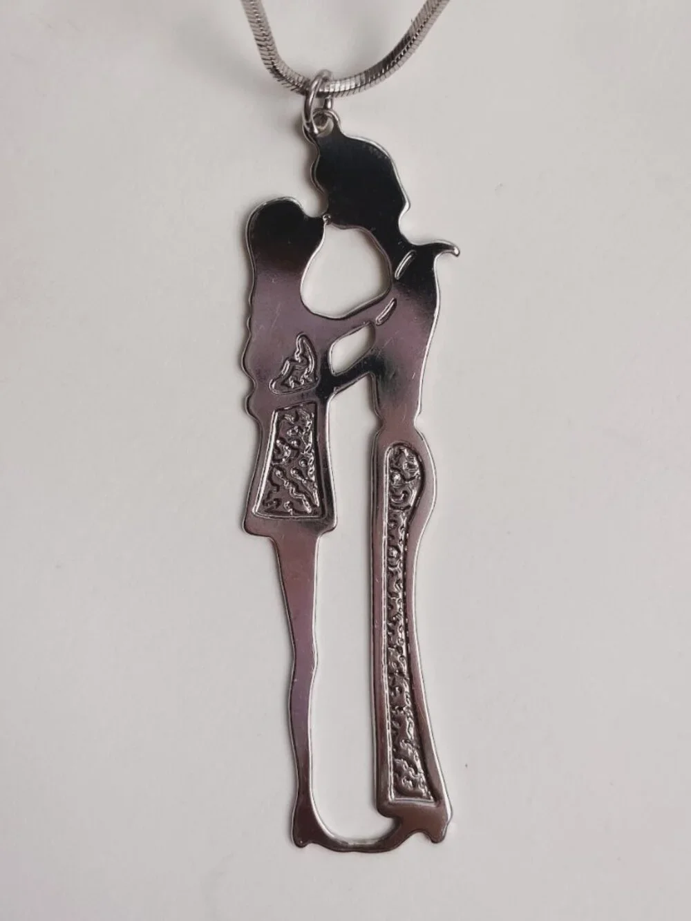 Kissing Couple Retro 60's Vibe Hippie Silver Tone Silhouette Pendant Necklace